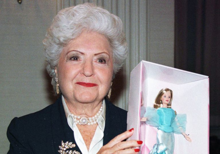 Ruth Handler holder en Barbie-dukke, 1999.
