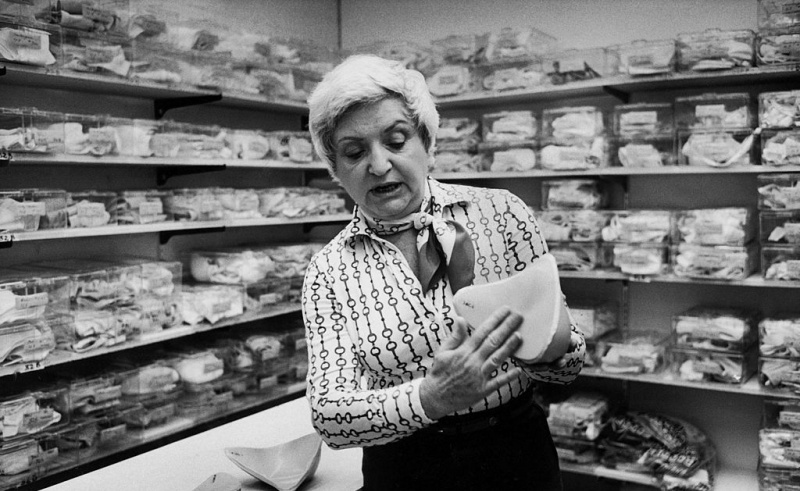 Ruth Handler i oppbevaringsrom for brystproteser hun laget for mastektomipasienter, 1977