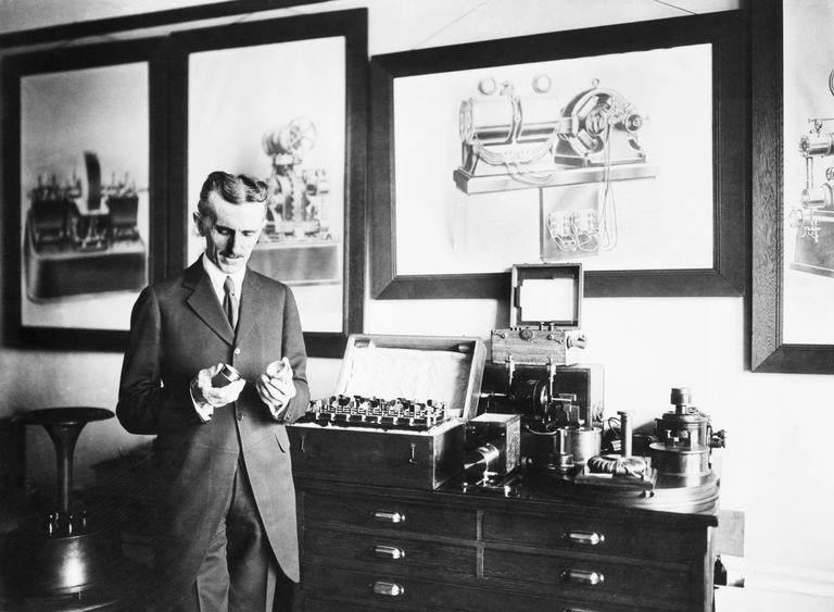 Nikola Tesla w swoim laboratorium
