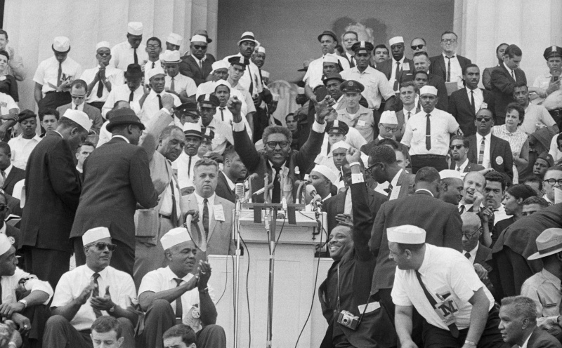 Bayard Rustin falando no Lincoln Memorial