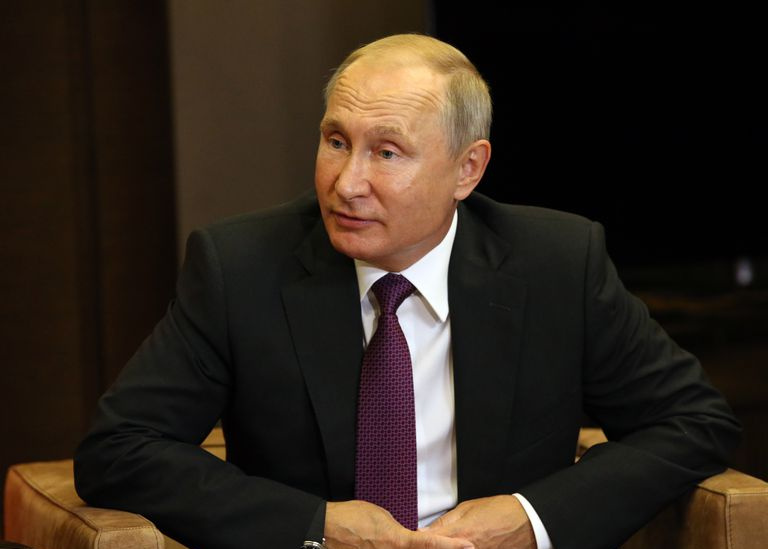 O presidente russo Vladimir Putin recebe o presidente do Azerbaijão Ilham Aliyev em Sochi