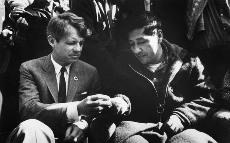 César Chávez y Robert Kennedy parten el pan