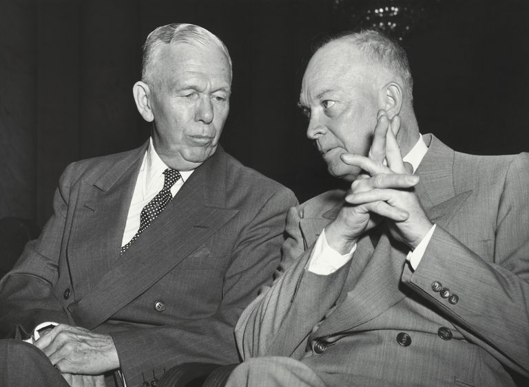George C. Marshall y Dwight Eisenhower conversando