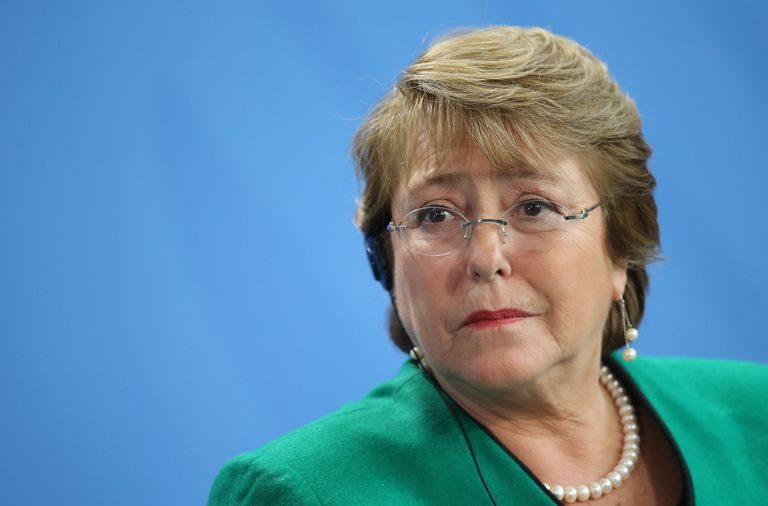 Kopfschuss des chilenischen Präsidenten Bachelet auf blauem Hintergrund.