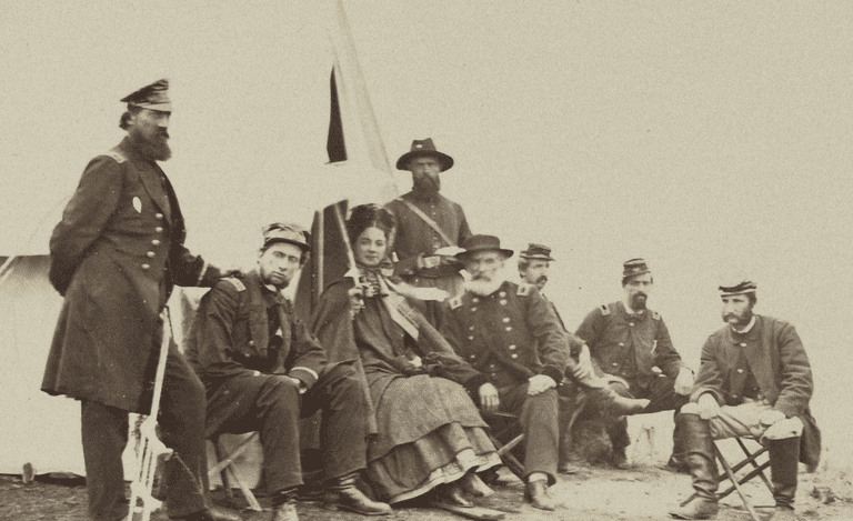 Kate Chase Sprague med Gen. J. J. Abercrombie og ansatte rundt 1863