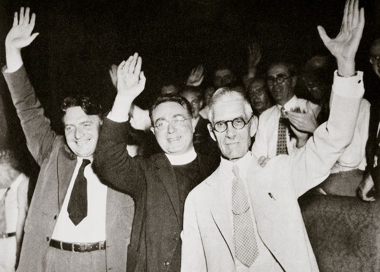 フランシス・E・タウンゼント博士とジェラルド・LK・スミス、父チャールズ・コフリンに隣接 1936年