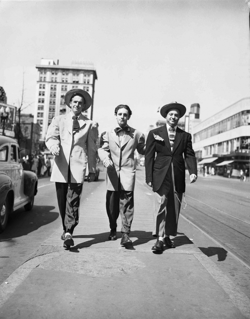 Photographie de trois hommes portant des variantes du costume zoot.
