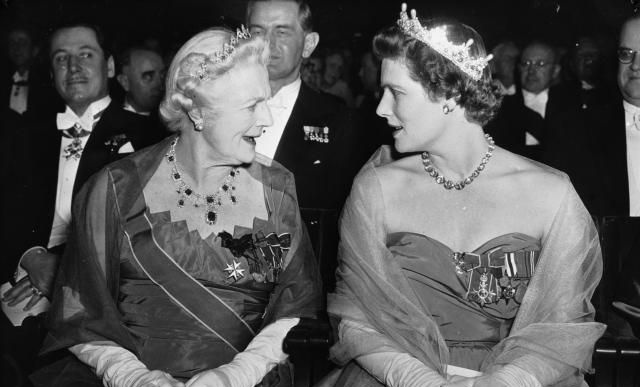 Lēdija Čērčila un meita 1953. gada Nobela prēmijas pasniegšanas ceremonijā