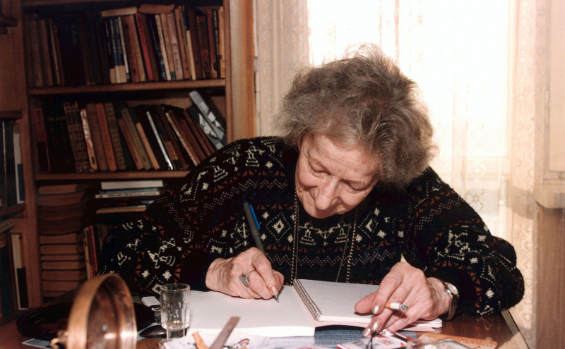 Vislava Šimborska, poļu dzejniece un 1996. gada Nobela prēmijas literatūrā laureāte, savās mājās Krakovā, Polijā, 1997. gadā