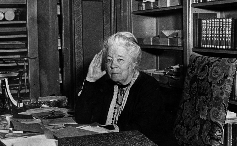 Selma Lāgerlofa pie sava rakstāmgalda
