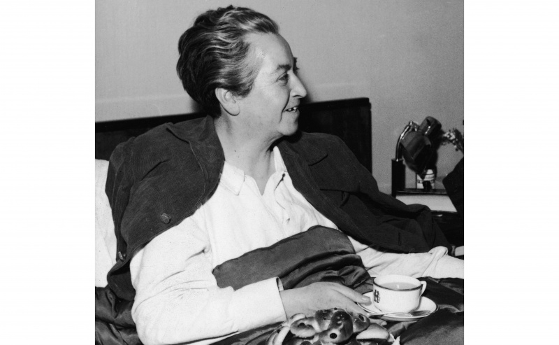 1945: Gabriela Mistral pasniedz kūkas un kafiju gultā, kas ir Stokholmas Nobela prēmijas tradīcija