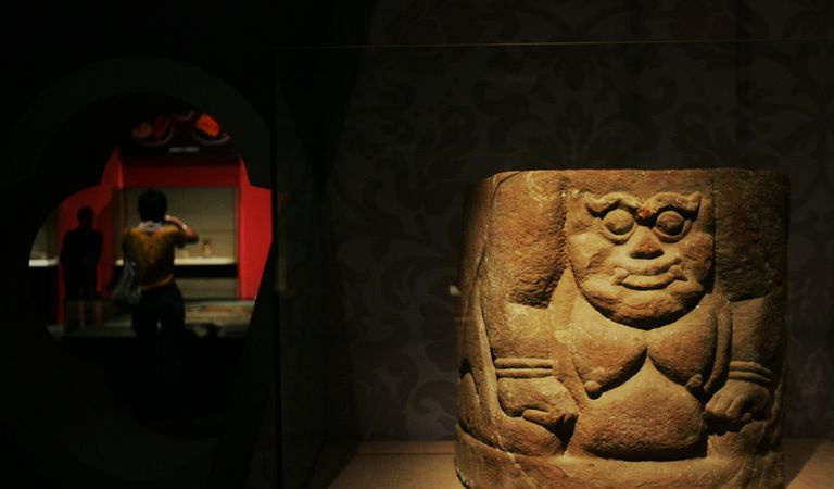 Cerca de la cerámica Tangut en un museo.