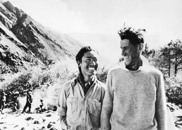 テンジン・ノルゲイとエドモンド・ヒラリーの白黒写真。
