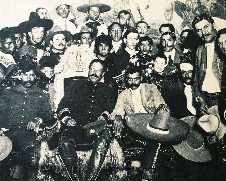 Pancho Villa på presidentstol under revolusjonen i 1914 i National Palace i Mexico City, Zapata er til venstre, Mexico, 1900-tallet