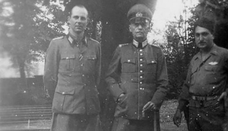 Gerd von Rundstedt stojí medzi svojím synom Hansom a neidentifikovaným vojakom.