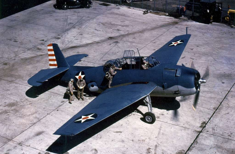 Fotografía en color de un TBF Avenger en el suelo.