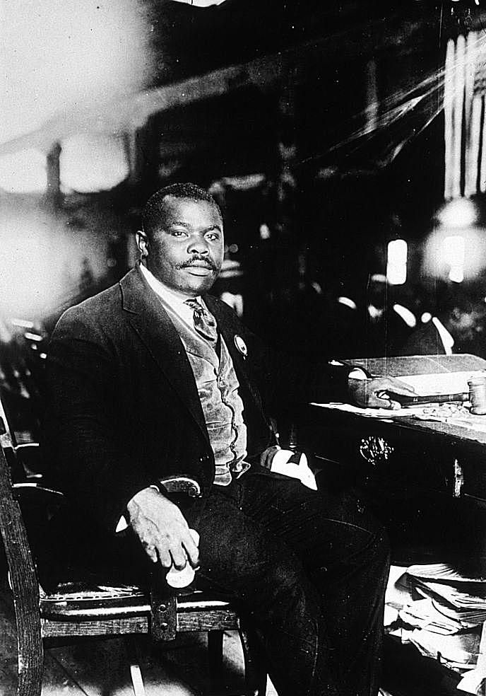 Marcus Garvey seduto a una scrivania, 1920