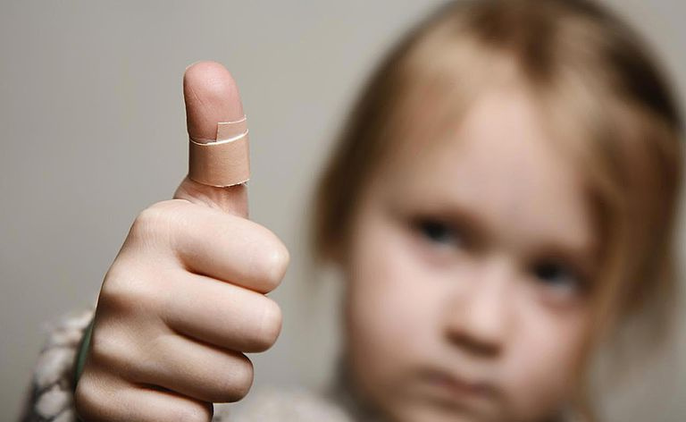 Mädchen mit Verband am Daumen