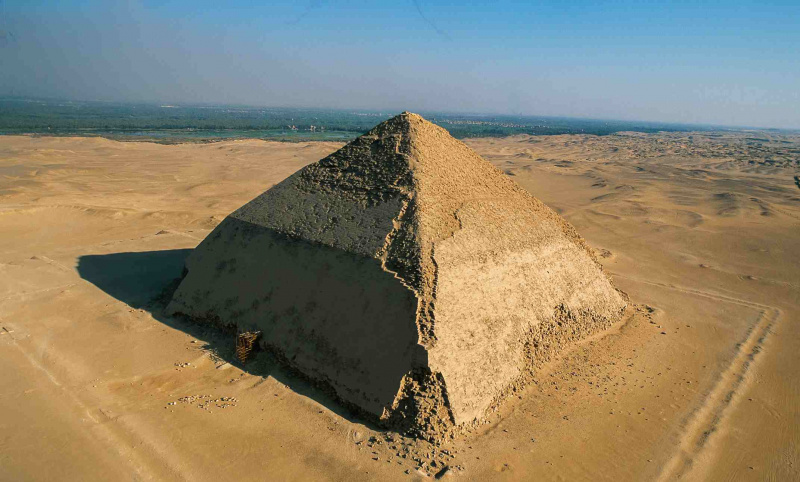 Piramide piegata di Snefru, a sud del Cairo, necropoli di Dahshur, Governatorato di Giza, Egitto