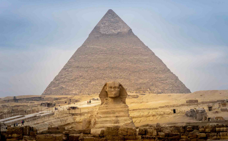 Grande Sfinge davanti alla Piramide di Giza in Egitto