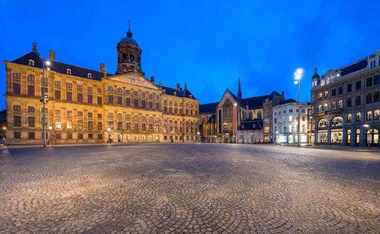 Le Palais Royal sur la place du Dam à Amsterdam par une nuit lumineuse