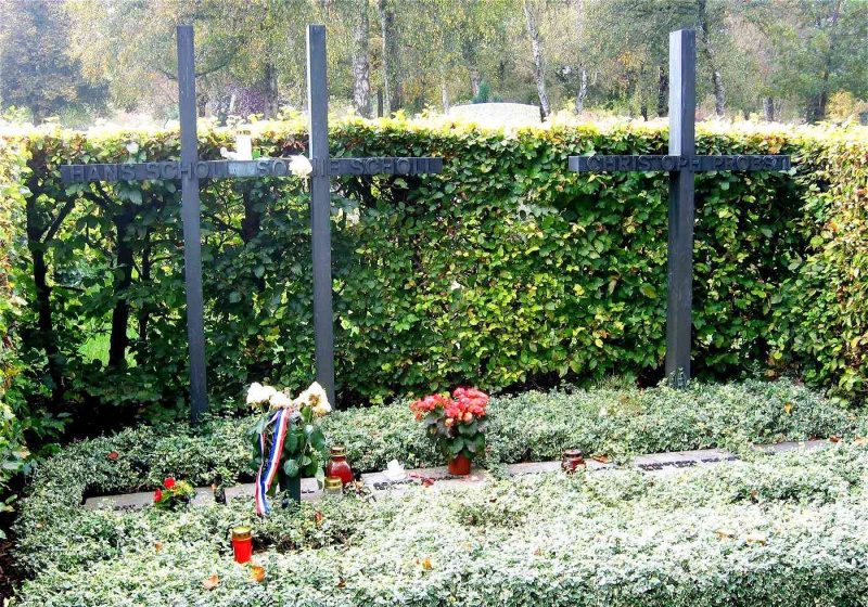 Sepulturas de Hans Scholl, Sophie Scholl e Christoph Probst no cemitério de Munique Friedhof am Perlacher Forst.