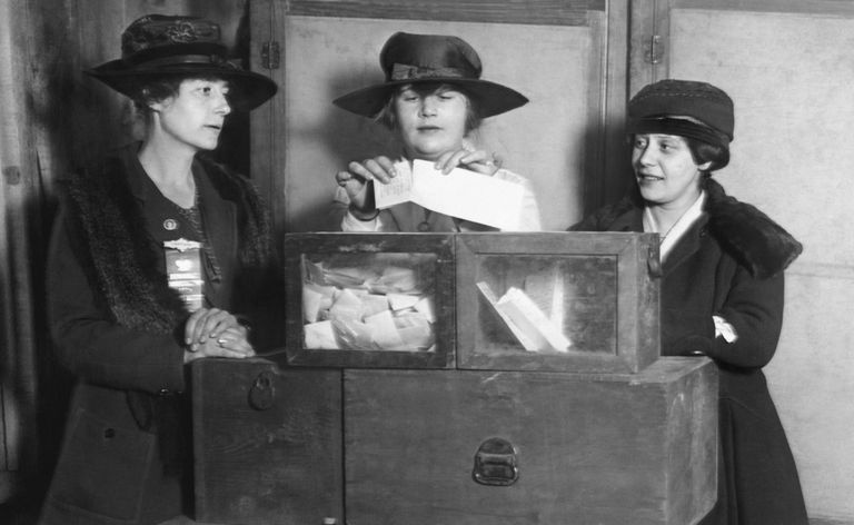 Tre kvinner stemmer i New York City, rundt 1917