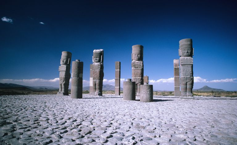 México, Tula, Toltec ruinas grandes estatuas de piedra.