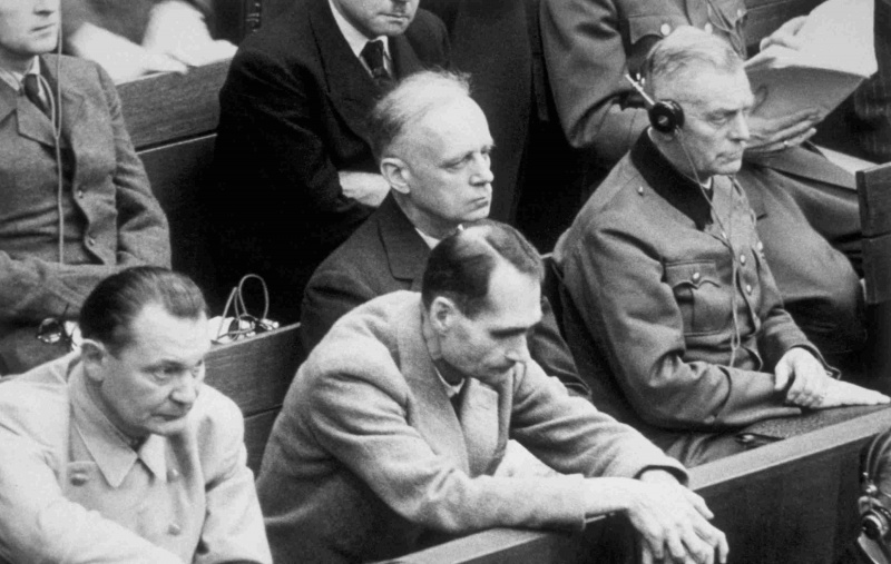 Fotografía de Rudolf Hess en los juicios de Nuremberg