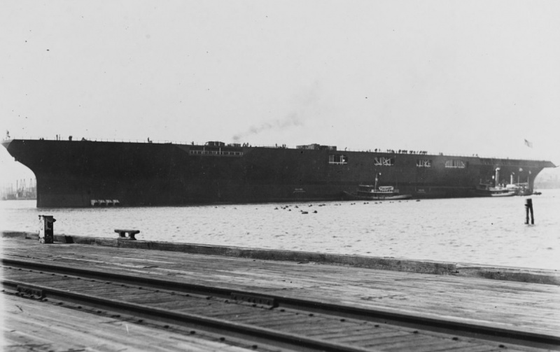 Rumpf des Flugzeugträgers USS Saratoga nach dem Start, Backbord-Seitenansicht.