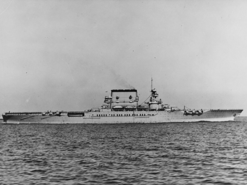 Steuerbord-Seitenansicht des Flugzeugträgers USS Saratoga.