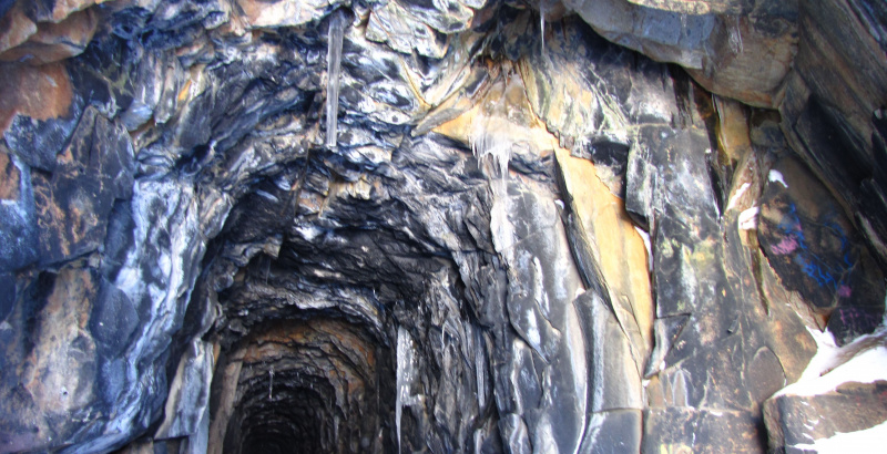 Tunnel de montagne.
