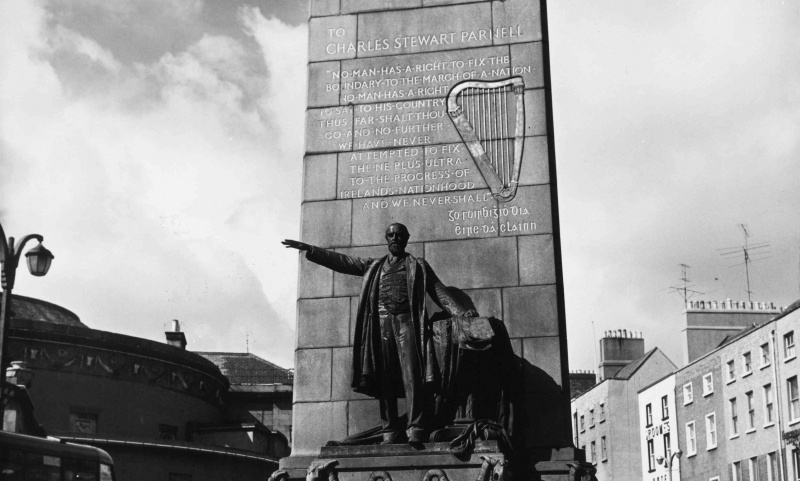 foto da estátua de Charles Stewart Parnell em Dublin