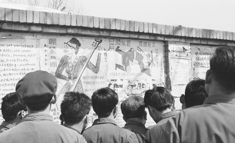 Beijing-innbyggere leser plakater som tukter