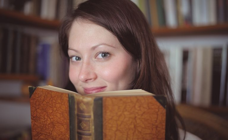 Donna che legge il vecchio libro