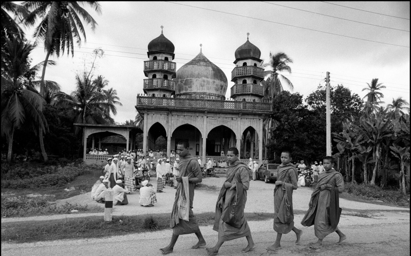 Des moines bouddhistes et une mosquée à Pattani, XXe siècle