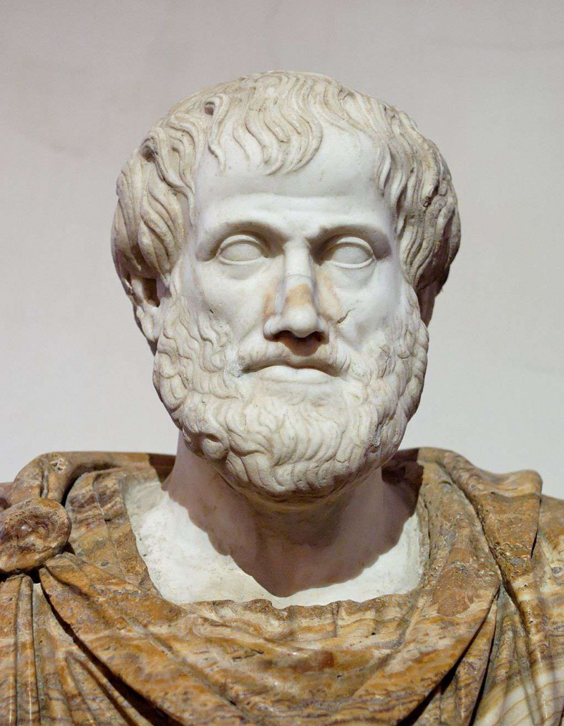 Statue von Aristoteles auf grauem Hintergrund.