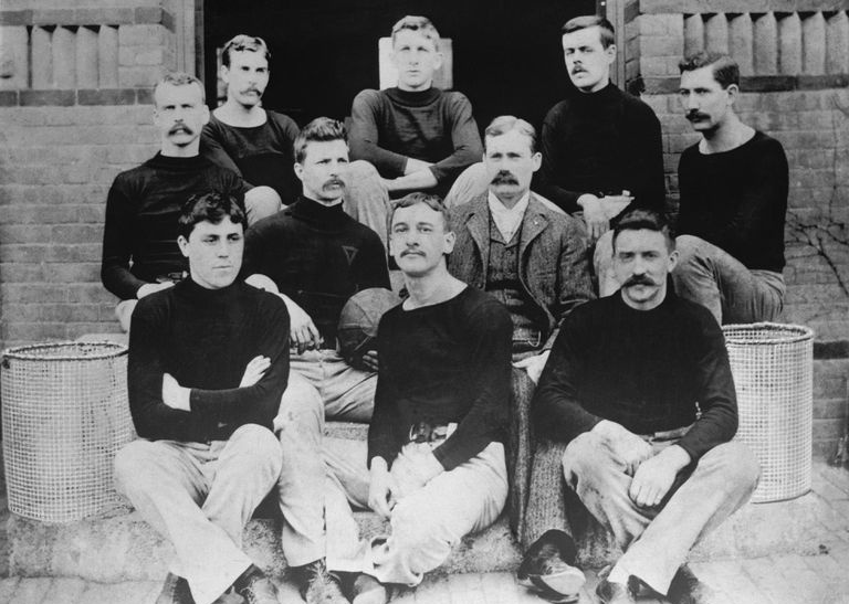 James Naismith mit dem ersten Basketballteam