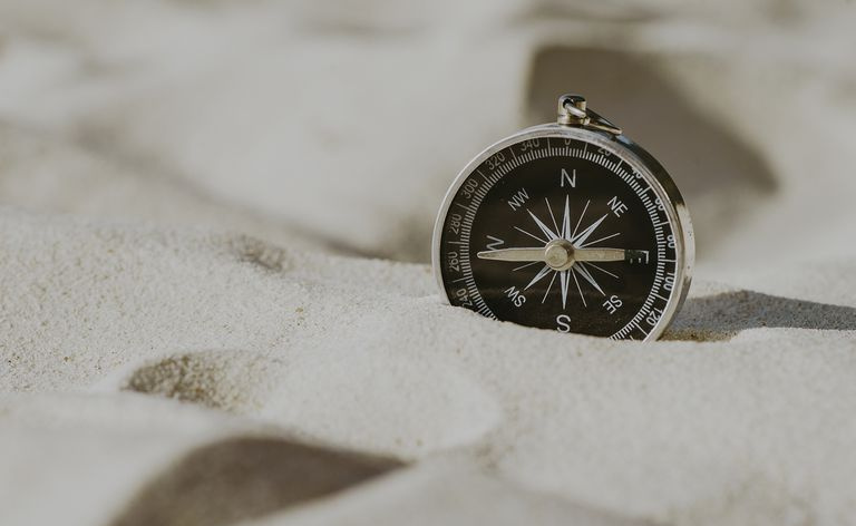 Kompas na morzu Piasek na plaży