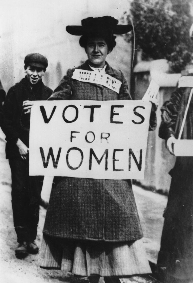 Tess Billington hält 1906 in London das Votes for Women-Banner in der Hand