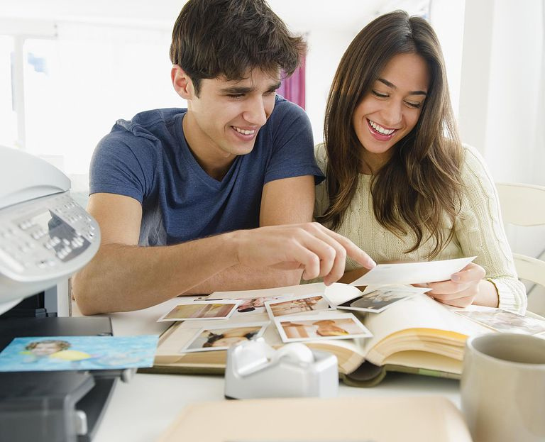 Couple regardant des photographies ensemble