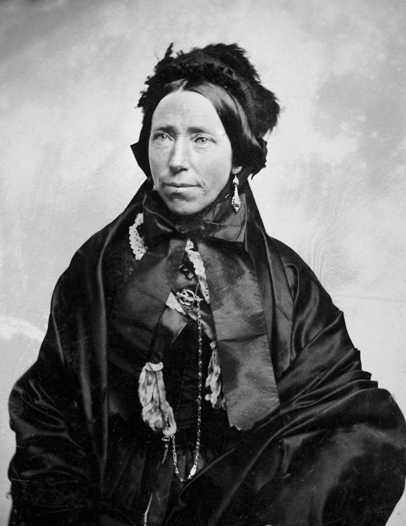 Dojrzała kobieta w żałobnych ubraniach pozuje do portretu tintype, ca. 1880.