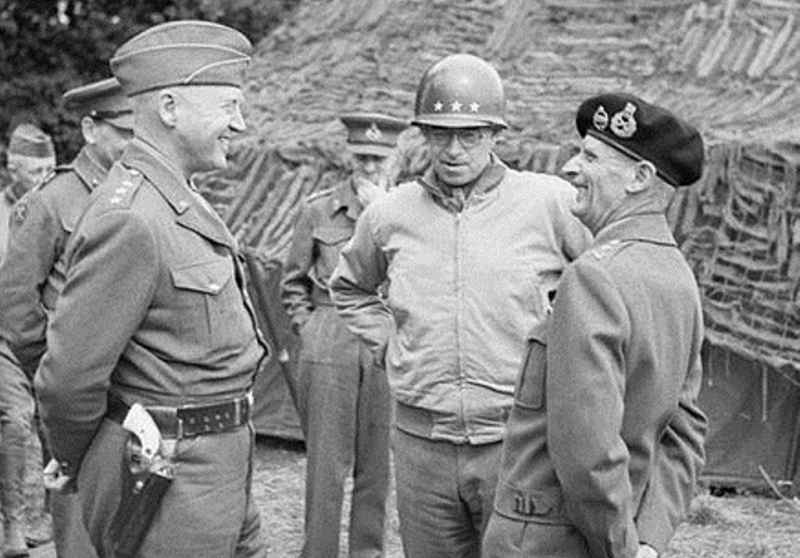 Le lieutenant-général Omar Bradley (au centre) pendant la Seconde Guerre mondiale