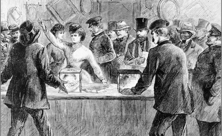 Rappresentazione artistica di Victoria Woodhull che alza il braccio in una stanza piena di uomini e ufficiali