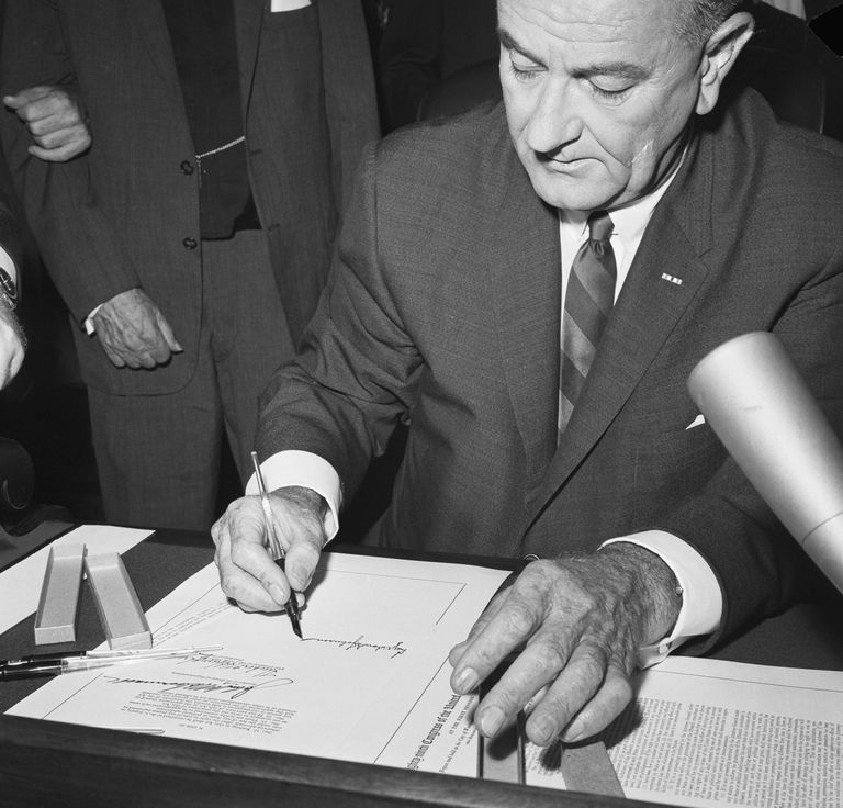 El presidente Lyndon B. Johnson firma la Ley de derecho al voto