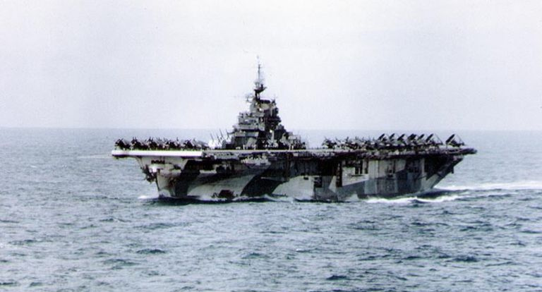 第二次世界大戦中の海での USS ホーネット (CV-12)