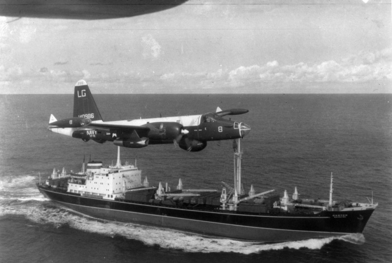 Un aereo di pattuglia P2V Neptune degli Stati Uniti sorvola un mercantile sovietico durante la crisi dei missili cubani in questa fotografia del 1962.
