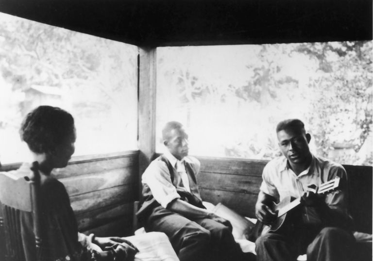 Zora Neale Hurston e amici, fotografia in bianco e nero.