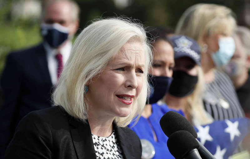 Kirsten Gillibrand fait une image de discours devant des personnes portant des masques faciaux