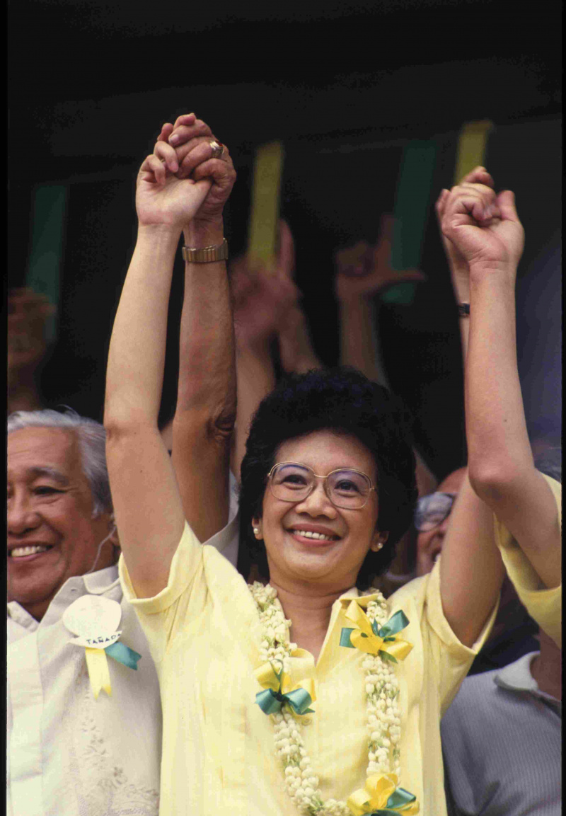 Cory Aquino remporte la présidence des Philippines